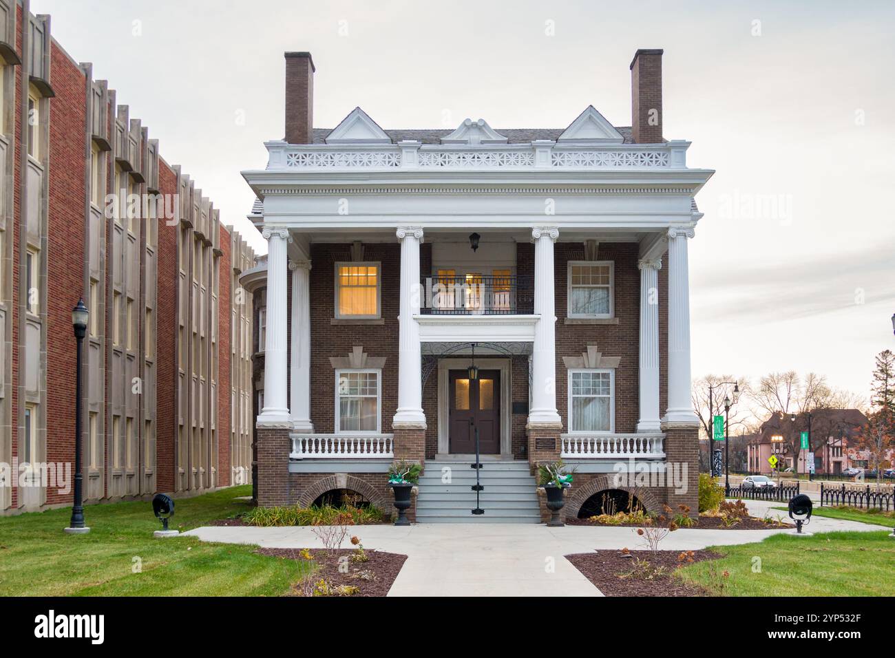 GRAND FORKS, USA, 18. NOVEMBER 2024: Original President's Mansion and Gershman Graduate Center an der University of North Dakota. Stockfoto