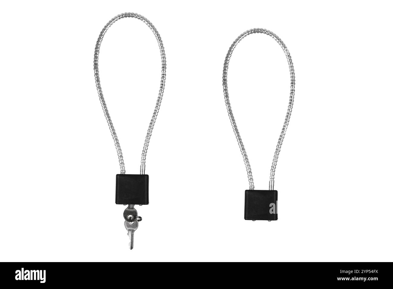 Zwei Sicherheitskabelschlösser mit schwarzen rechteckigen Verriegelungsmechanismen, eines mit eingeschobenem Schlüssel, isoliert auf weißem Hintergrund, ideal zur Sicherung von Laptops Stockfoto