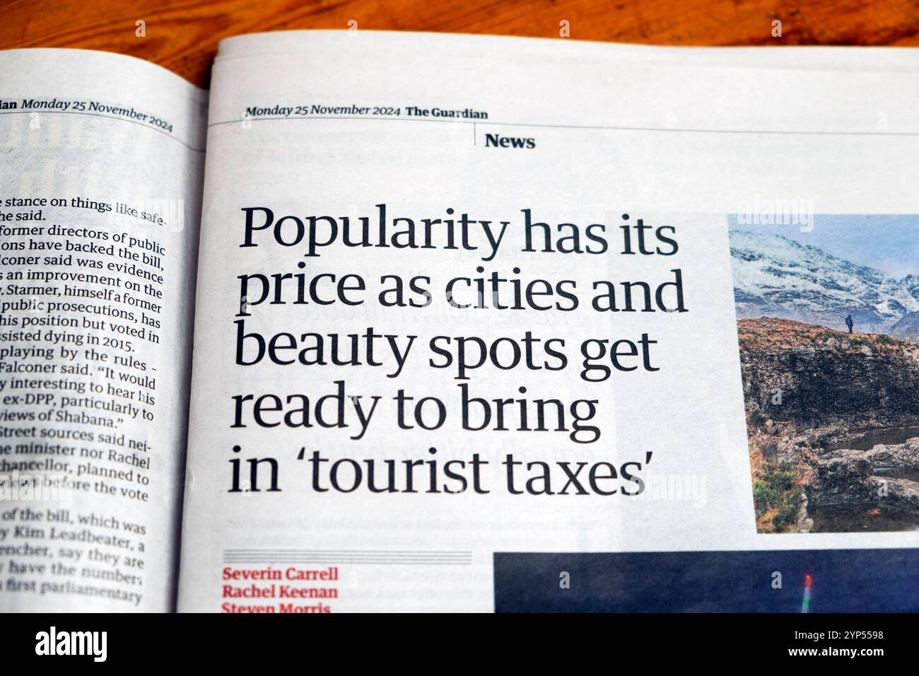 „Die Popularität hat ihren Preis, da Städte und Schönheitsgebiete sich bereit machen, „Touristensteuern“ Guardian Zeitung Headline Tourismus zu bringen 25. November 2024 Großbritannien Stockfoto