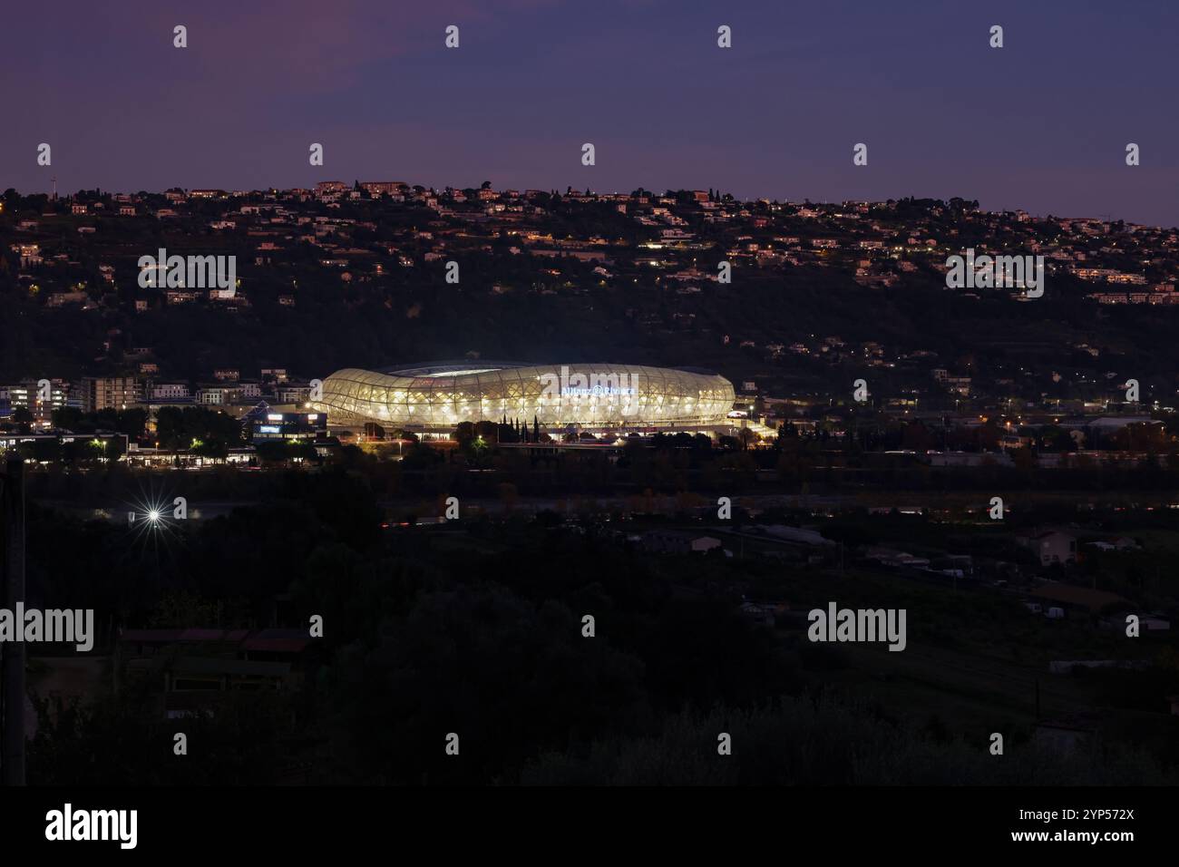 Nizza, Frankreich. November 2024. Eine allgemeine Ansicht der Außenansicht des Stadions vor dem Spiel der UEFA Europa League im Allianz Riviera Stadium, Nizza. Der Bildnachweis sollte lauten: Jonathan Moscrop/Sportimage Credit: Sportimage Ltd/Alamy Live News Stockfoto