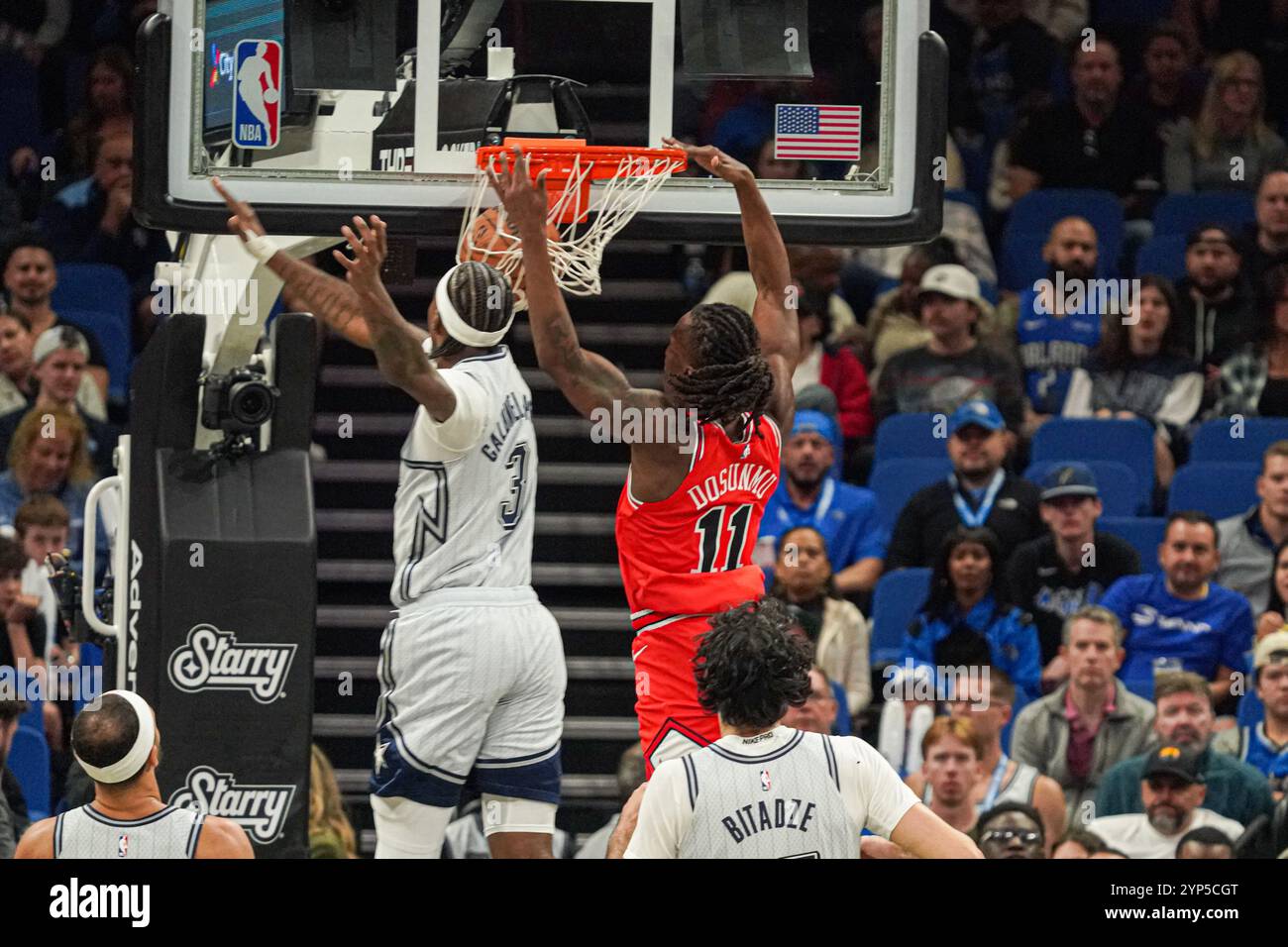 Orlando, Florida, USA, 27. November 2024, Chicago Bulls Forward Ayo Dosunmu #11 macht einen Dunk im Kia Center. (Foto: Marty Jean-Louis/Alamy Live News Stockfoto