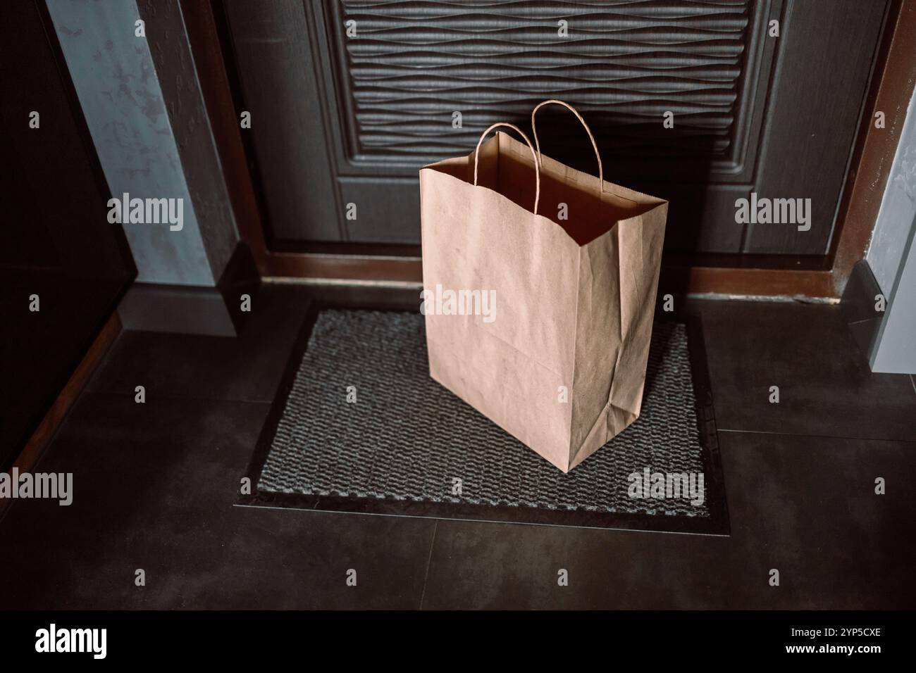 Kontaktlose Lieferung. Eingang zum Apartment mit Lieferbox. Bekämpfung der Epidemieprävention beim Coronavirus Stockfoto