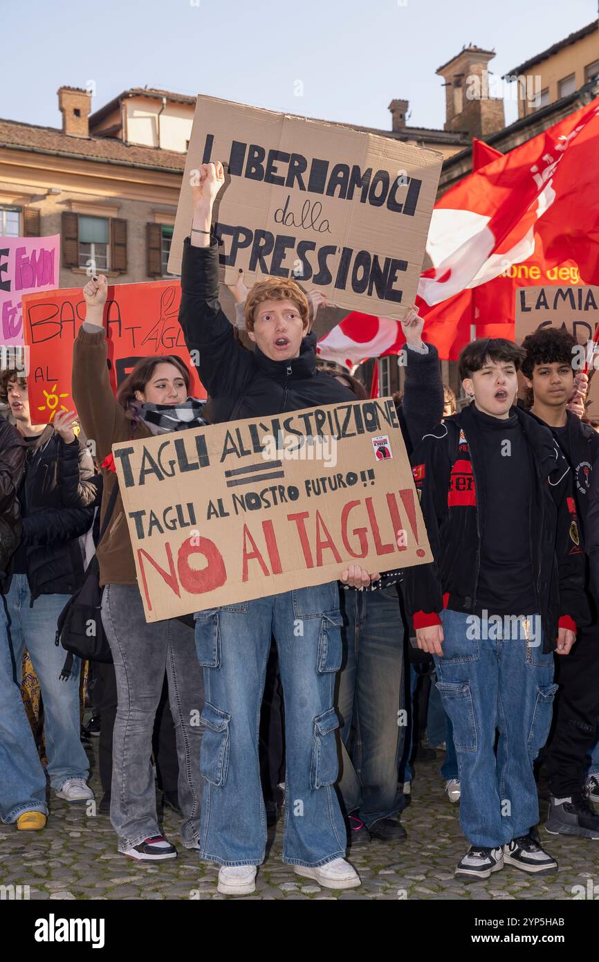 Studenten protestieren gegen staatliche Kürzungen im Bildungsbereich und setzen sich für verfassungsmäßige Rechte, ein inklusives Schulsystem für alle ein. Modena, Italien, Europa Stockfoto