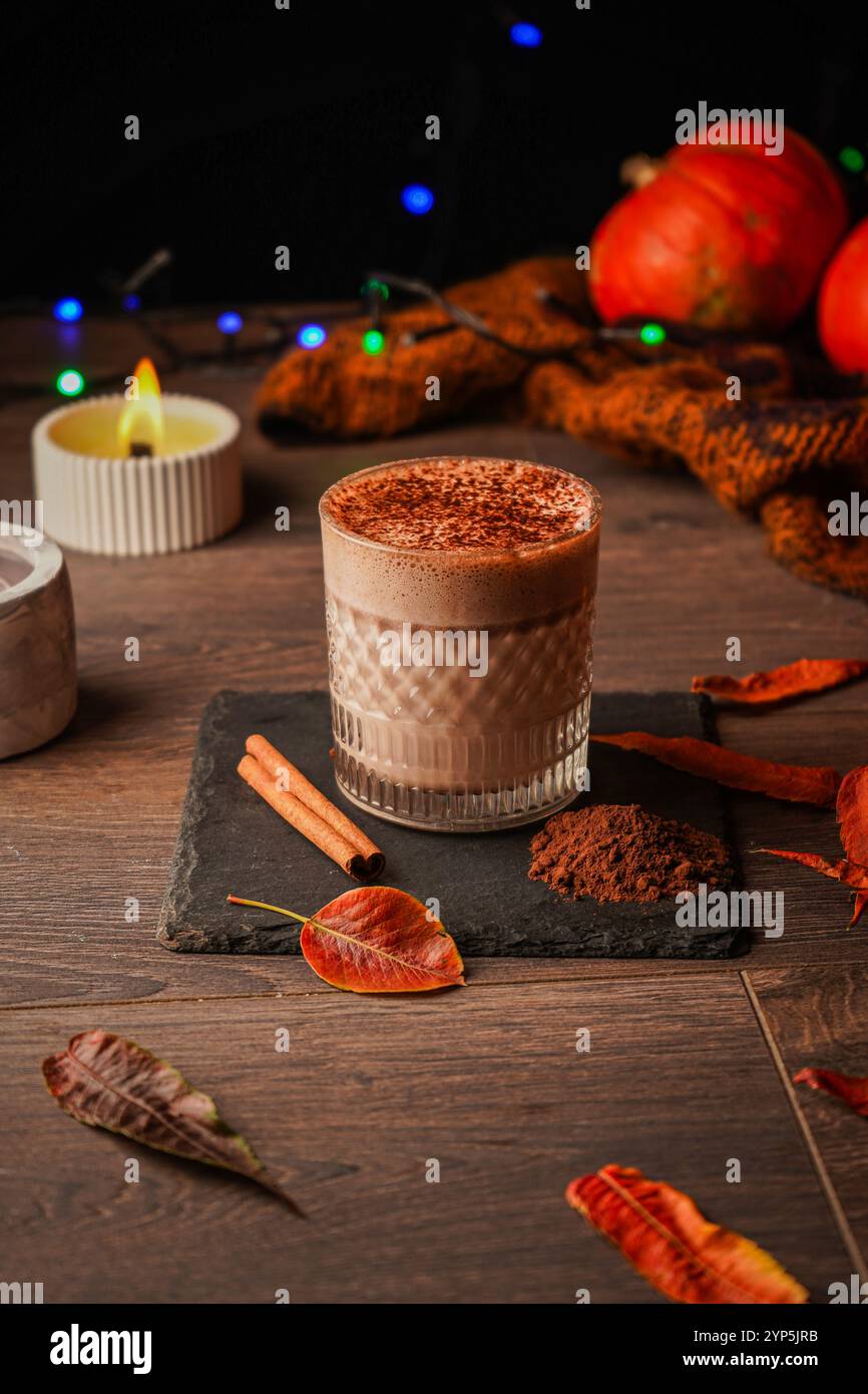 Genießen Sie eine cremige Kakaomischung, die süß, warm und perfekt schaumig ist. Der ultimative Begleiter für Entspannung Stockfoto