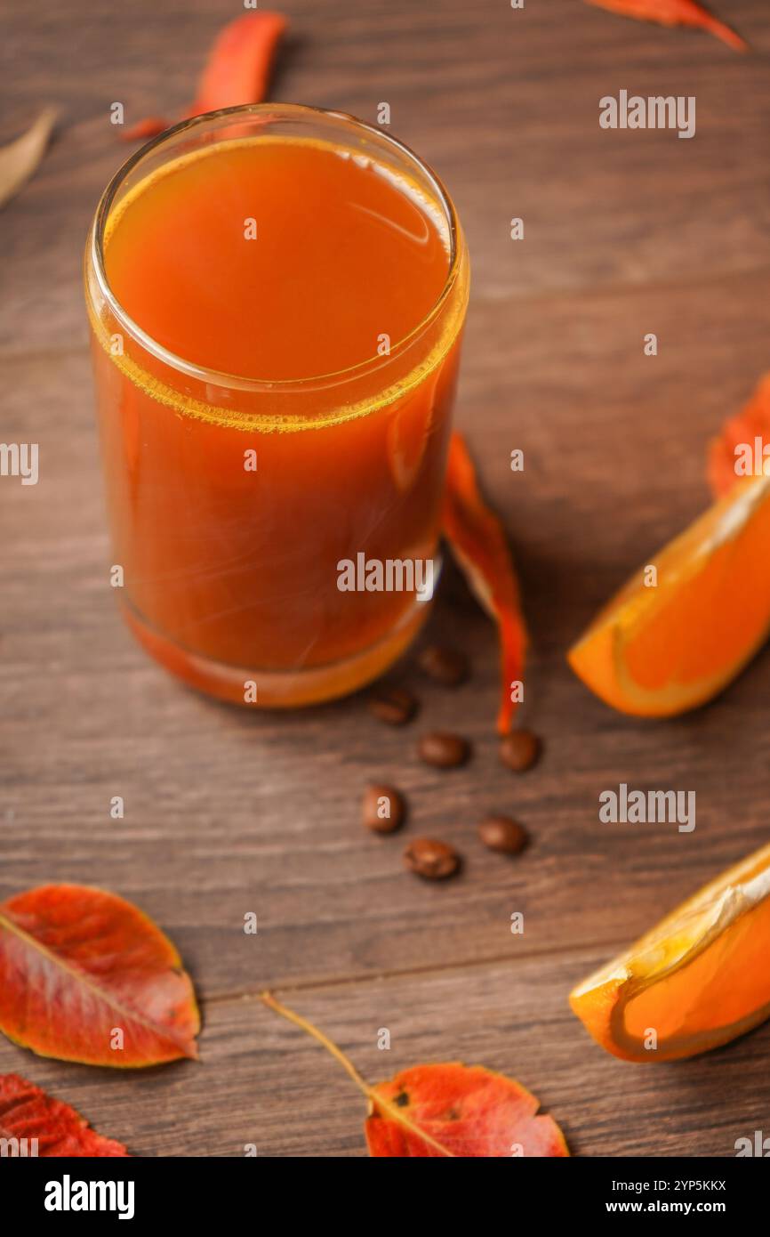 Genießen Sie ein Honiggetränk mit Kräutertee und einem Hauch von natürlichem Honig. Eine süße und entspannende Art, sich zu entspannen Stockfoto