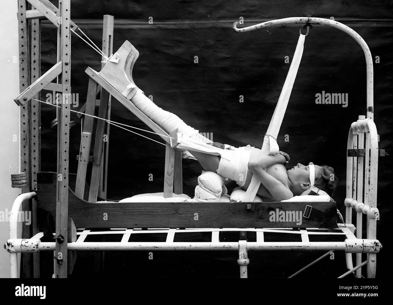 Kinder mit Rachitis behandelt mit Traktion in einem Sanitorium in Hampshire England im Jahr 1925 experimentelle Behandlung Medikamente Gesundheit Unterernährung schlechte Großbritannien britische Pflege Krankenschwestern 1930s Lichttherapie Lord Bürgermeister Treloar Krankenhaus Gesundheit, Gesundheit, Patient, Patienten, England, Englisch, Großbritannien Stockfoto