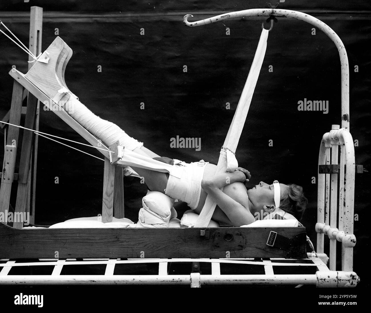 Kinder mit Rachitis behandelt mit Traktion in einem Sanitorium in Hampshire England im Jahr 1925 experimentelle Behandlung Medikamente Gesundheit Unterernährung schlechte Großbritannien britische Pflege Krankenschwestern 1930s Lichttherapie Lord Bürgermeister Treloar Krankenhaus Gesundheit, Gesundheit, Patient, Patienten, England, Englisch, Großbritannien Stockfoto