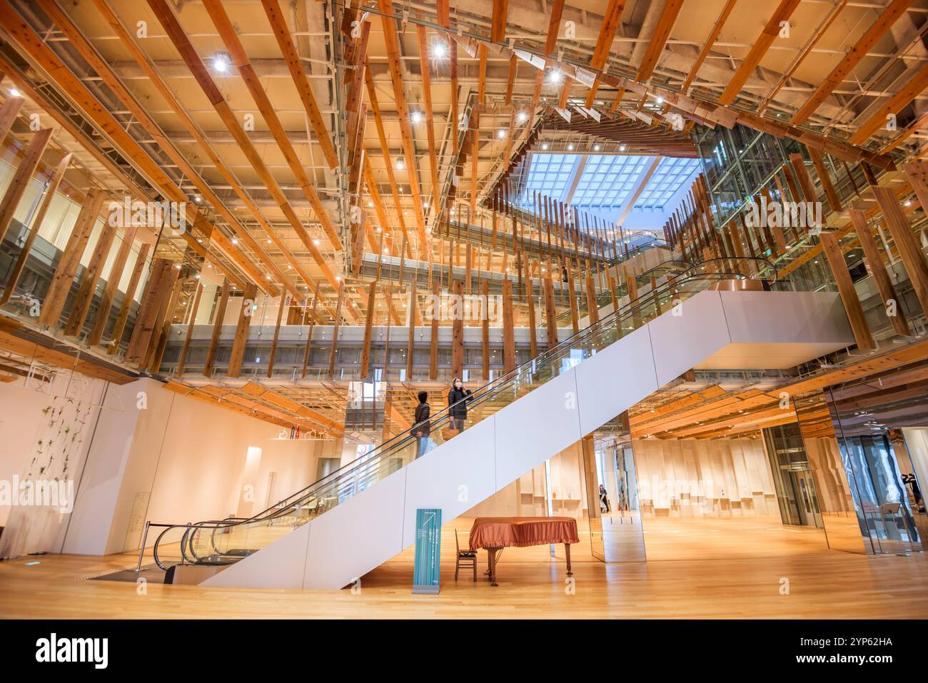 TOYAMA, JAPAN - 30. JANUAR 2017: In der Toyama City Public Library. Das Gebäude wurde 2015 eröffnet. Stockfoto