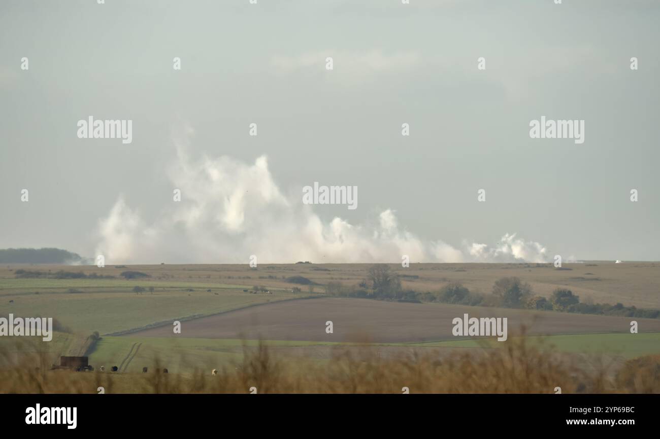 Weißer Rauch weht von Artillerieguss-Einschlägen Stockfoto