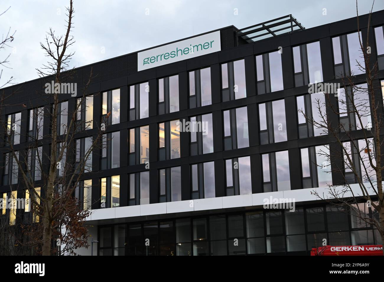 Die GERRESHEIMER AG Konzernzentrale, allgemein, Feature, Randmotiv, Symbolfoto Aussenansicht, Logo, am 28.11.2024 i Düsseldorf A *** GERRESHEIMER AG Konzernzentrale, allgemein, Feature, Randmotiv, Symbolfoto Außenansicht, Logo, am 28 11 2024 i Düsseldorf A Stockfoto