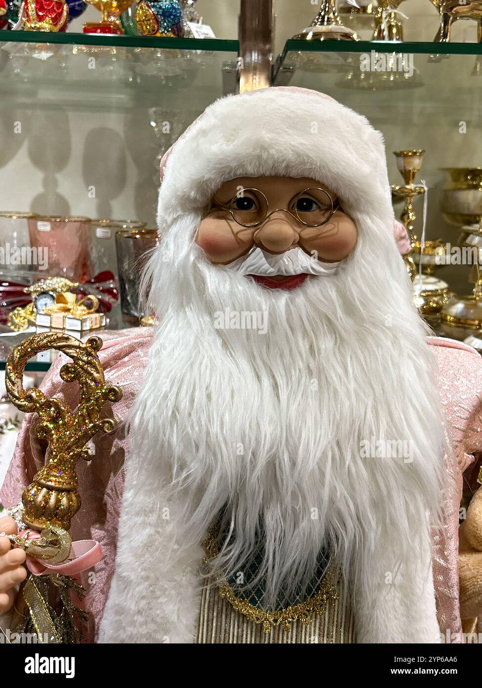 Dieses vertikale Foto zeigt eine fein gefertigte Santa Claus Figur, die den Zauber der Winterferien symbolisiert. Die realistischen Merkmale der Figur Stockfoto