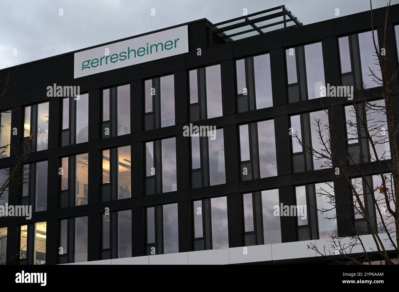 Die GERRESHEIMER AG Konzernzentrale, allgemein, Feature, Randmotiv, Symbolfoto Aussenansicht, Logo, am 28.11.2024 i Düsseldorf A *** GERRESHEIMER AG Konzernzentrale, allgemein, Feature, Randmotiv, Symbolfoto Außenansicht, Logo, am 28 11 2024 i Düsseldorf A Stockfoto