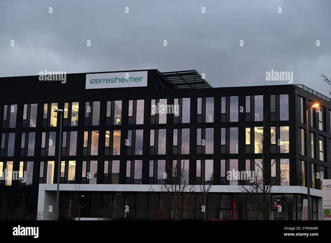 Die GERRESHEIMER AG Konzernzentrale, allgemein, Feature, Randmotiv, Symbolfoto Aussenansicht, Logo, am 28.11.2024 i Düsseldorf A *** GERRESHEIMER AG Konzernzentrale, allgemein, Feature, Randmotiv, Symbolfoto Außenansicht, Logo, am 28 11 2024 i Düsseldorf A Stockfoto