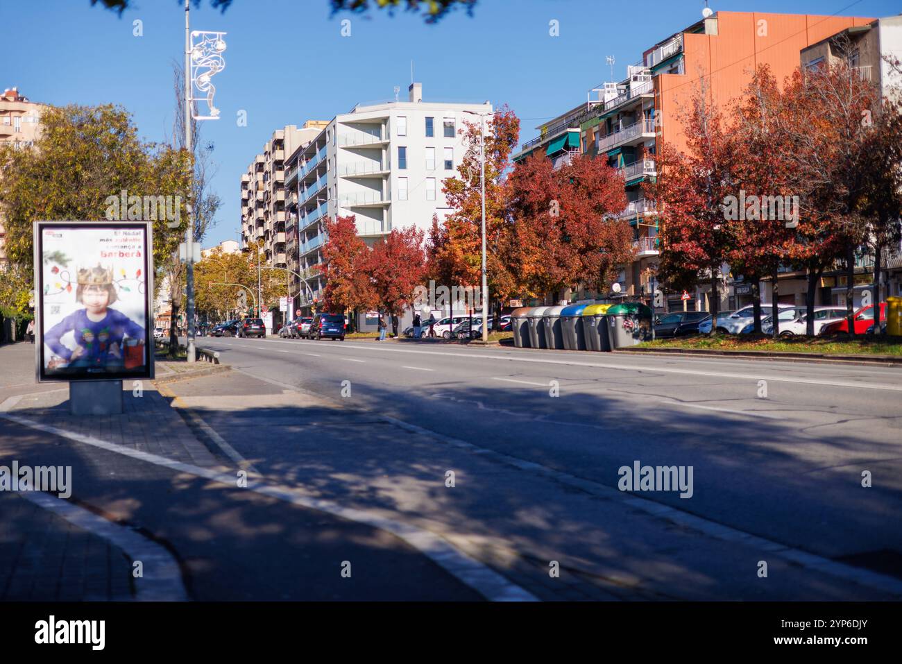 Barcelona-Spanien, 28. November 2024. Eine leere Bushaltestelle markiert den anhaltenden Verkehrsstreik, der Straßen verlor und öffentliche Dienste stoppte Stockfoto