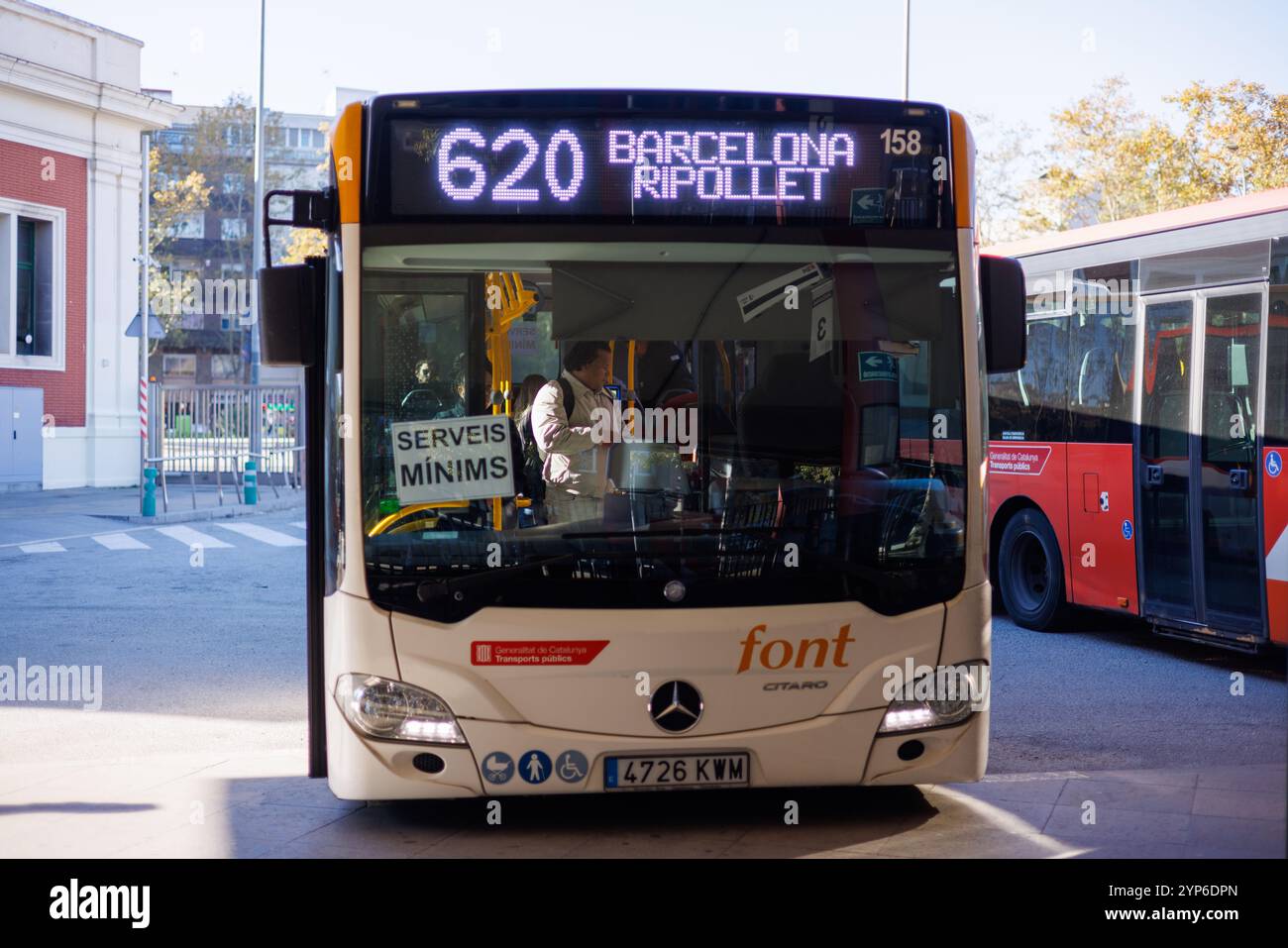 Barcelona-Spanien, 28 de noviembre de 2024. Ein öffentlicher Bus mit einem Mindestverkehrsschild fährt auch während eines Streiks weiter, wodurch ein begrenzter Nahverkehr gewährleistet ist Stockfoto