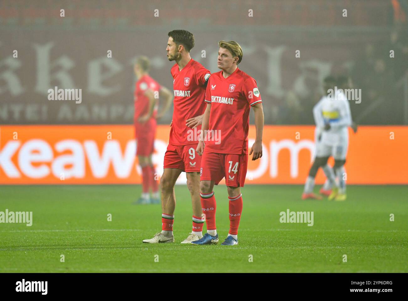 ENSCHEDE, Stadion Grolsch Veste, 28.11.2024, Saison 2024/2025, Europa League während des Spiels Twente – Union Saint Gilloise, FC Twente Spieler Ricky van Wolfswinkel und FC Twente Spieler SEM Steijn enttäuscht nach dem Spiel 0-1 Credit: Pro Shots/Alamy Live News Stockfoto