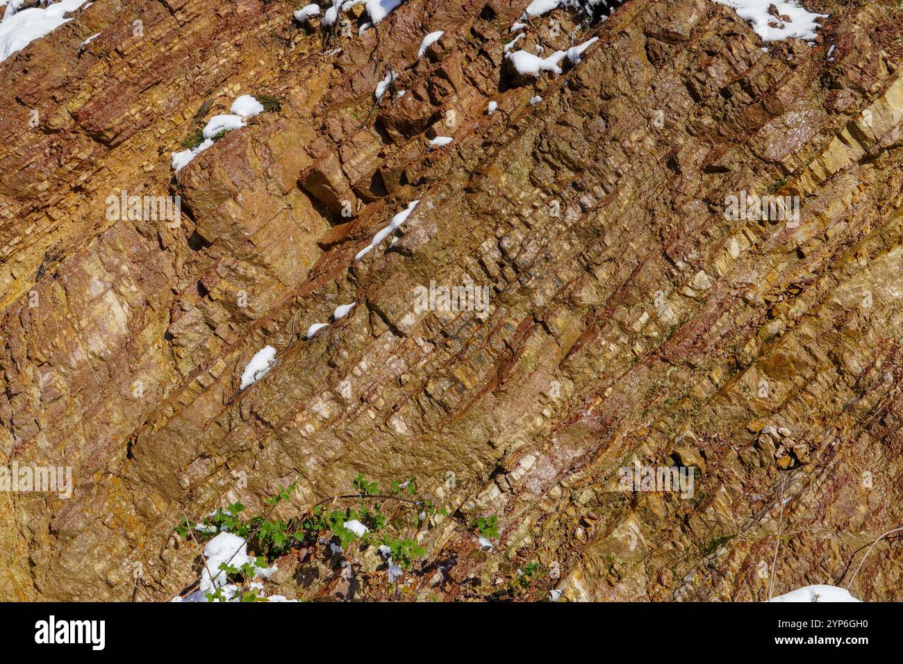 Brauner strukturierter Mineral-Gesteinsschicht-Hintergrund mit Mustern. Felsstein auf der Klippe Stockfoto