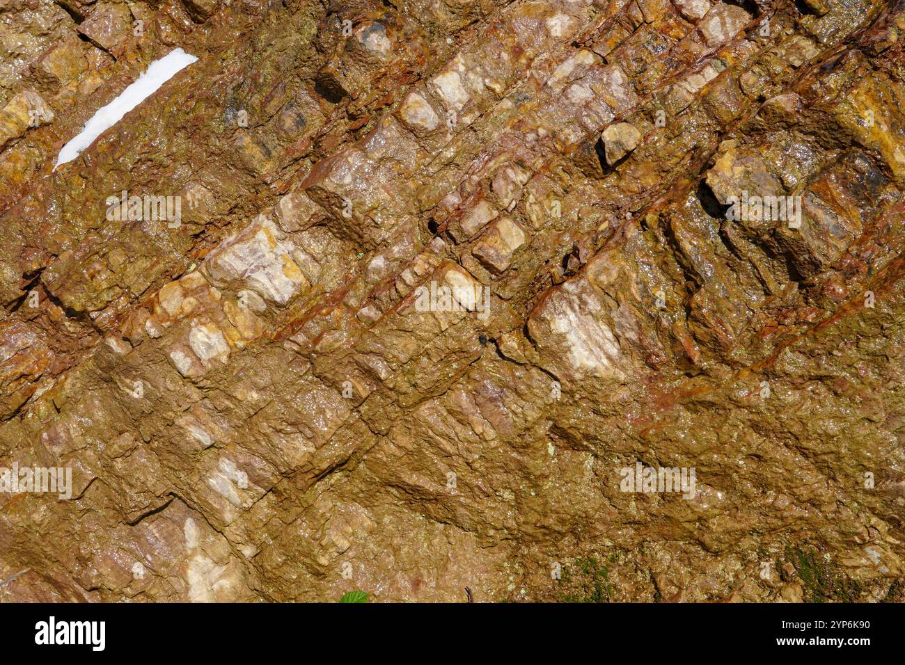 Hellbraune Gesteinsstruktur. Unebener Untergrund. Nahaufnahme. Stockfoto