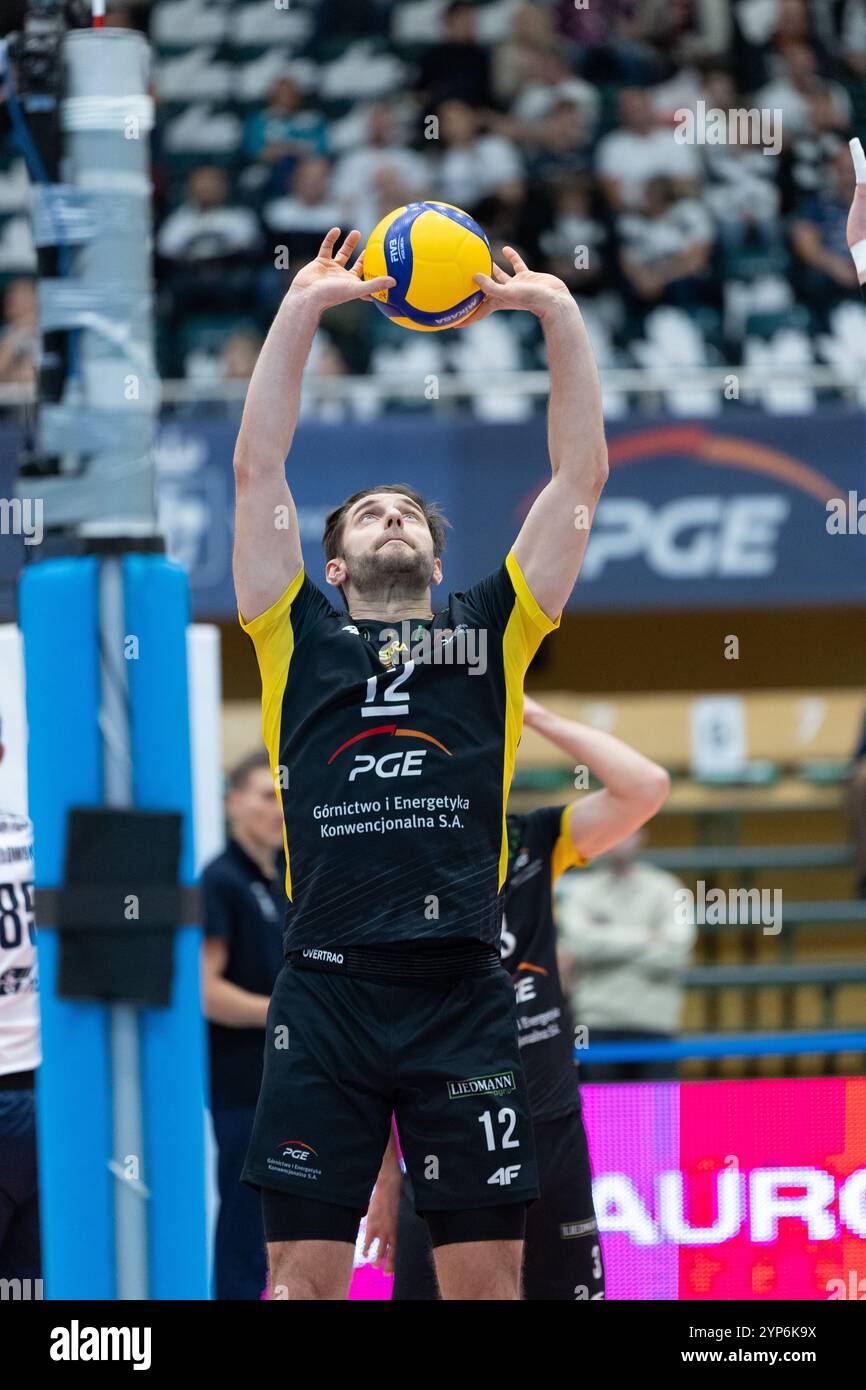 Warschau, Polen. November 2024. Grzegorz Łomacz den Ball. Quelle: Bartlomiej Wisniewski/Cyberfocus/Alamy Live News Stockfoto