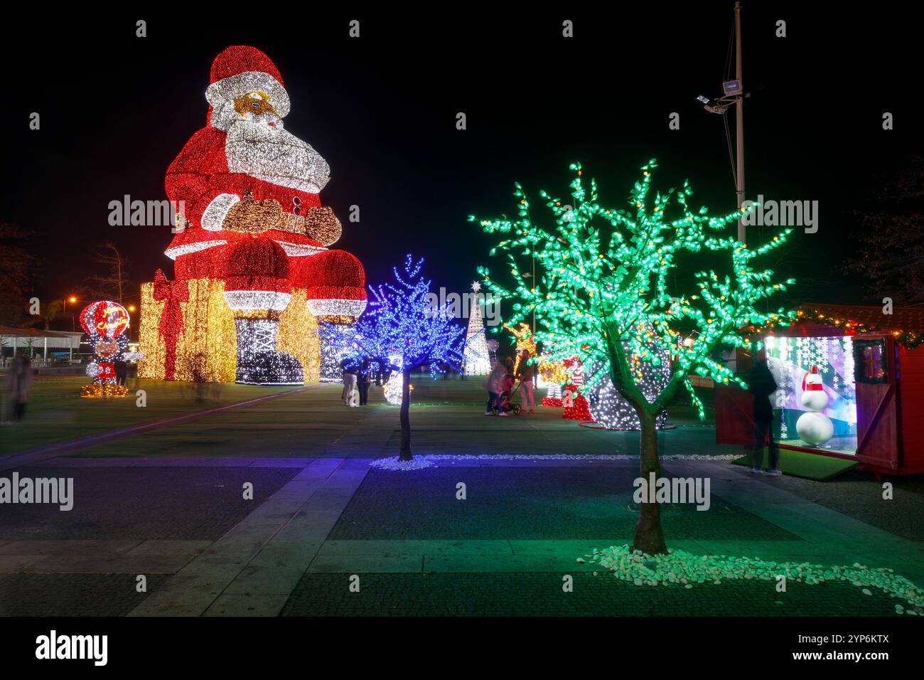Águeda, Portugal - 27. November 2024: Atemberaubende Weihnachtsszene in Águeda, Portugal: Bezaubernde leuchtende Dekorationen, leuchtende Bäume und die großen Welten Stockfoto