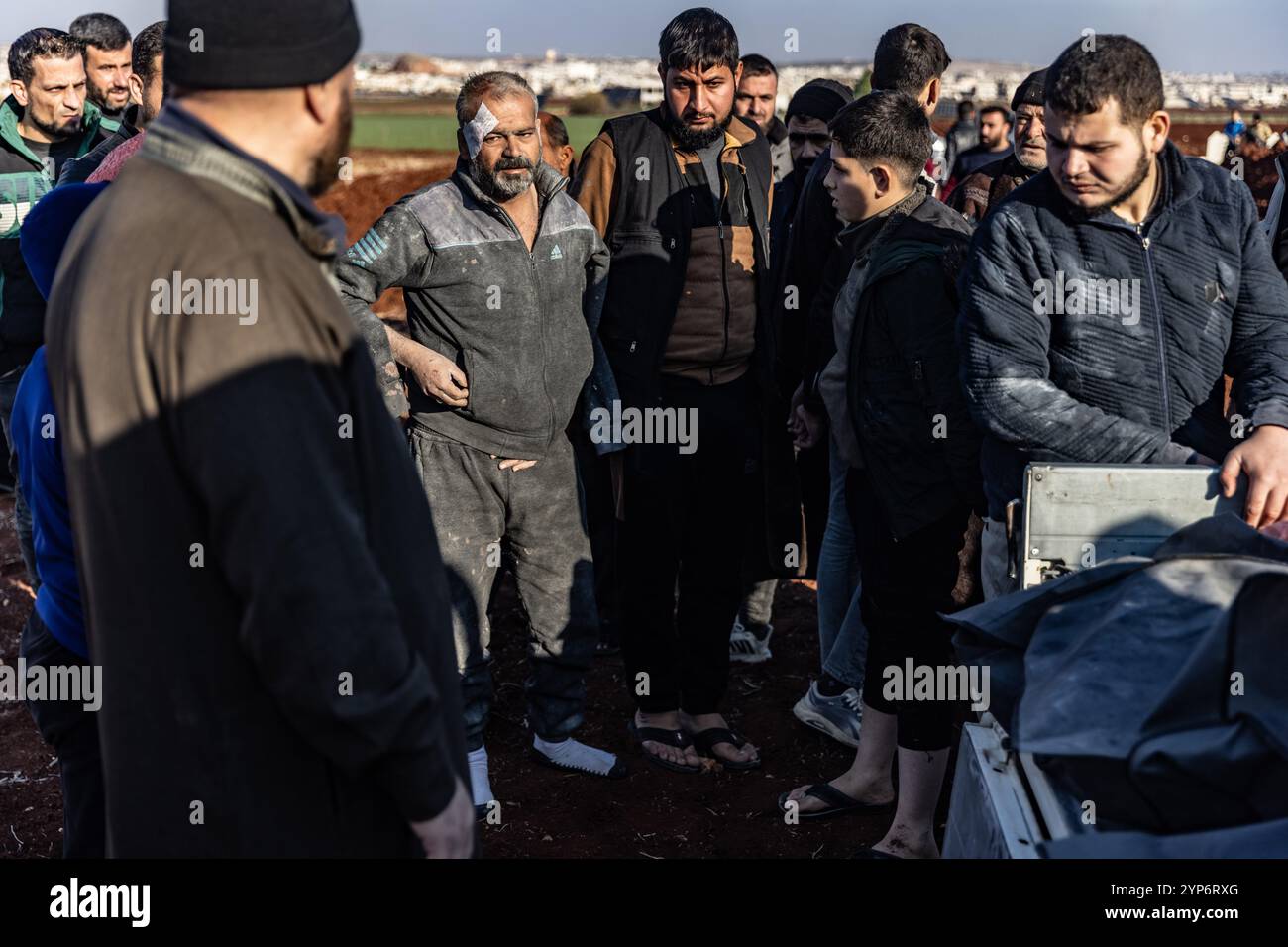 Atarib, Syrien. November 2024. Ein verletzter Mann begräbt seine Familie, nachdem er acht Mitglieder seiner Familie infolge eines Luftangriffs des syrischen Regimes verloren hat, der die Stadt Atarib auf dem Aleppo-Land angreift. Anas Alkharboutli/dpa/Alamy Live News Stockfoto