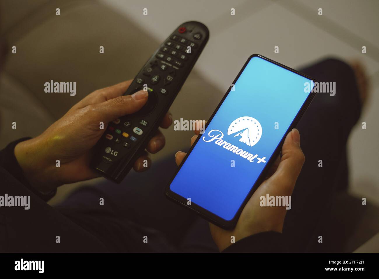 In dieser Abbildung wird das Paramount + (Paramount Plus)-Logo auf einem Smartphone angezeigt Stockfoto