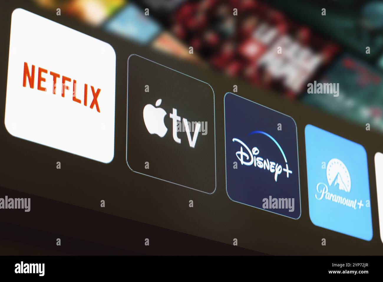 In dieser Fotoabbildung wird das Netflix-, Apple TV-, Disney Plus- und Paramount Plus-Logo auf einem Fernsehbildschirm angezeigt Stockfoto