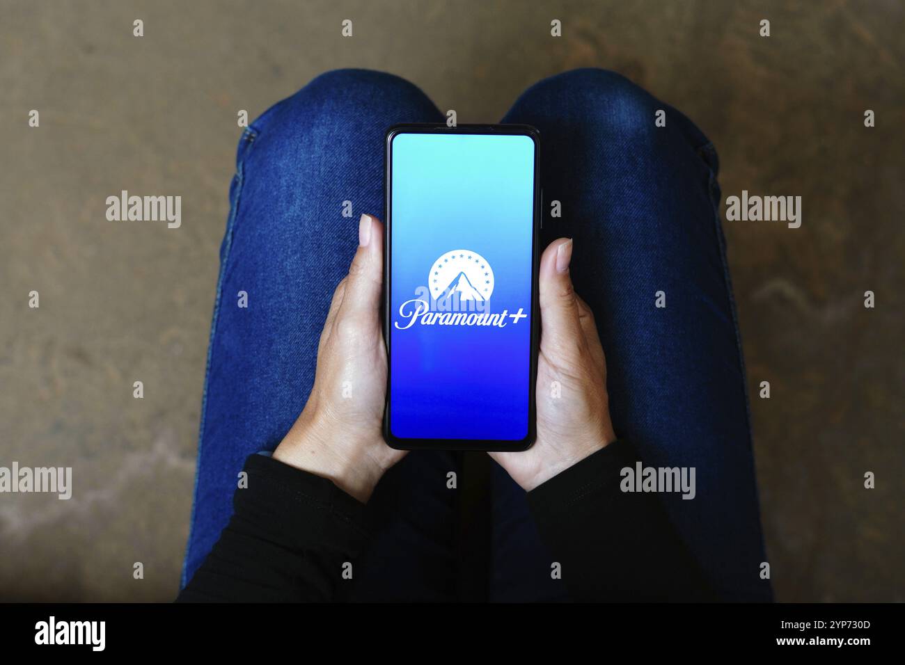 In dieser Abbildung wird das Paramount + (Paramount Plus)-Logo auf einem Smartphone angezeigt Stockfoto