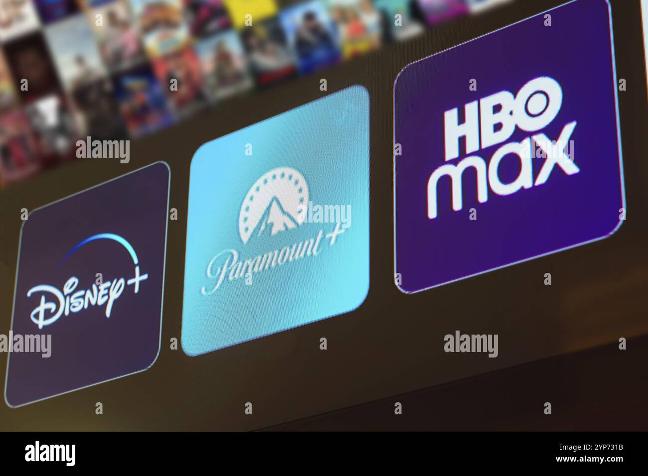 In dieser Fotoabbildung wird das Disney Plus-, Paramount Plus- und HBO Max-Logo auf einem Fernsehbildschirm angezeigt Stockfoto