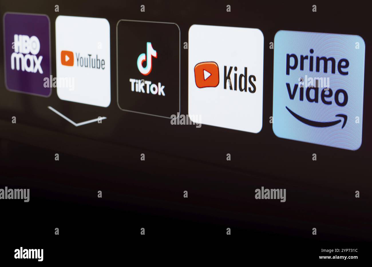 In dieser Fotoabbildung wird das HBO Max-, YouTube-, TikTok-, YouTube Kids- und Amazon Prime Video-Logo auf einem Fernsehbildschirm angezeigt Stockfoto
