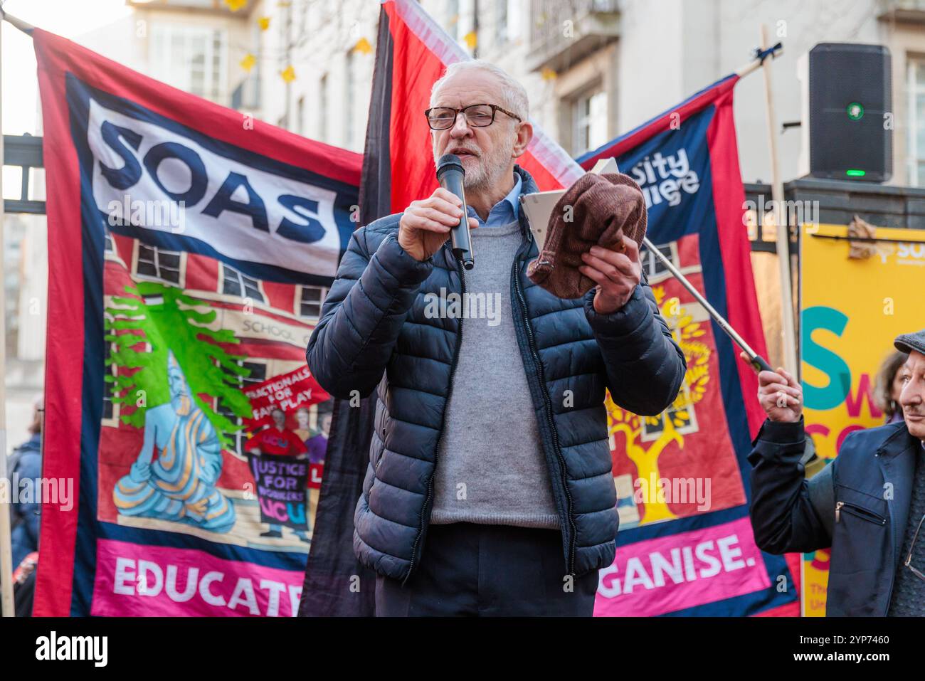 SOAS, London, Großbritannien. November 2024. Der ehemalige Parteichef der Labour Party, Jeremy Corbyn, hält eine Rede auf einer Kundgebung außerhalb der Schule für Orientalische und Afrikanistik (SOAS) zur Unterstützung Palästinas. Quelle: Amanda Rose/Alamy Live News Stockfoto