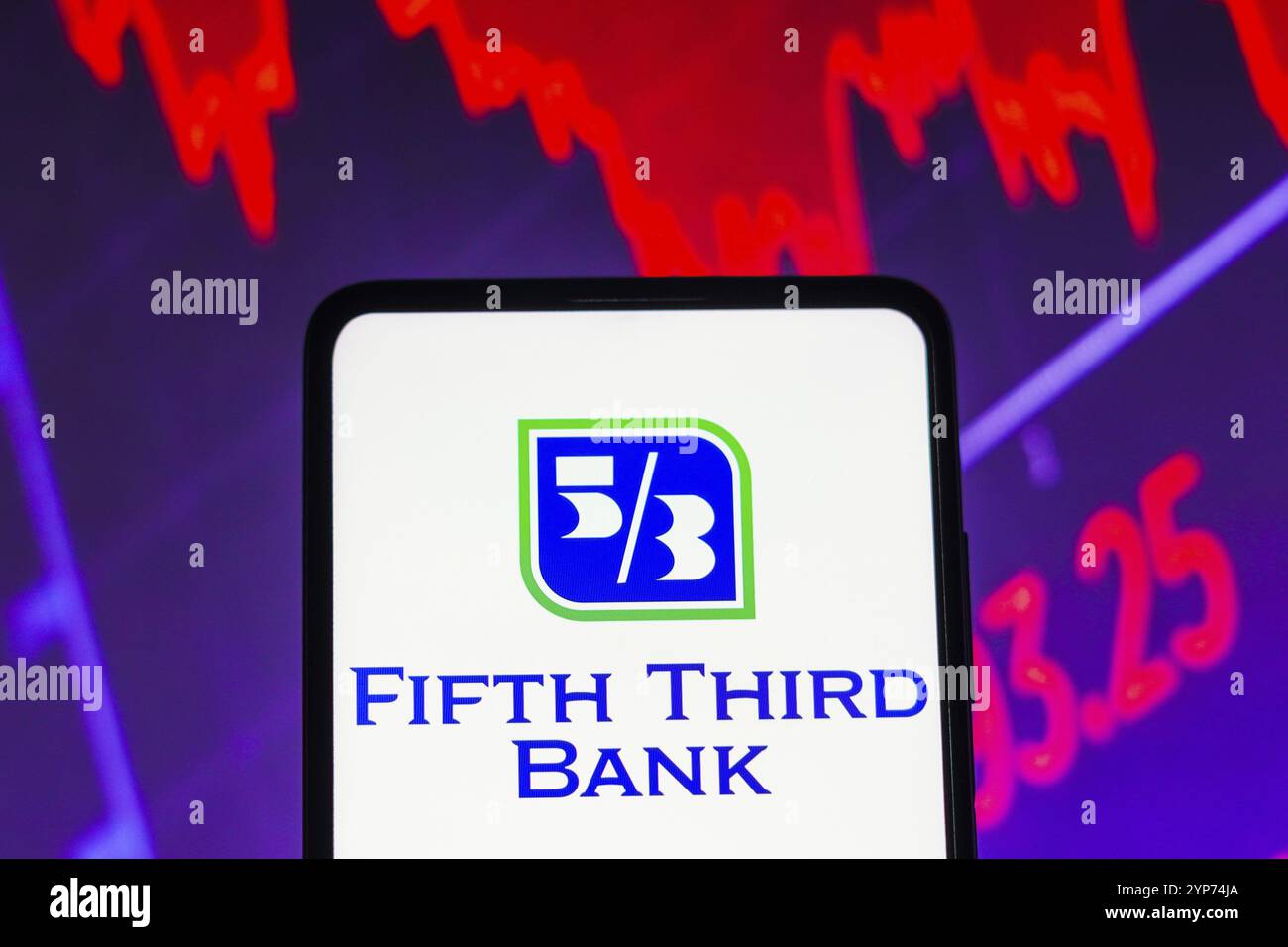 In dieser Fotoabbildung wird das Logo der Fifth Third Bank auf einem Smartphone-Bildschirm mit grafischer Darstellung der Börse in der bac angezeigt Stockfoto In dieser Fotoabbildung wird das Logo der Fifth Third Bank auf einem Smartphone-Bildschirm mit grafischer Darstellung der Börse in der bac angezeigt Stockfoto