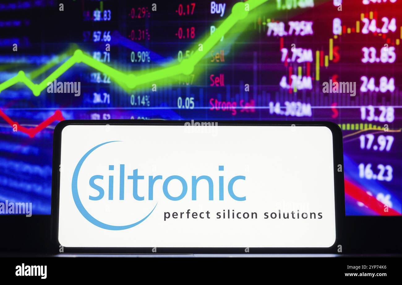 In dieser Fotoabbildung wird das Logo der Siltronic AG auf einem Smartphone-Bildschirm mit grafischer Darstellung der Börse im Hintergrund dargestellt Stockfoto