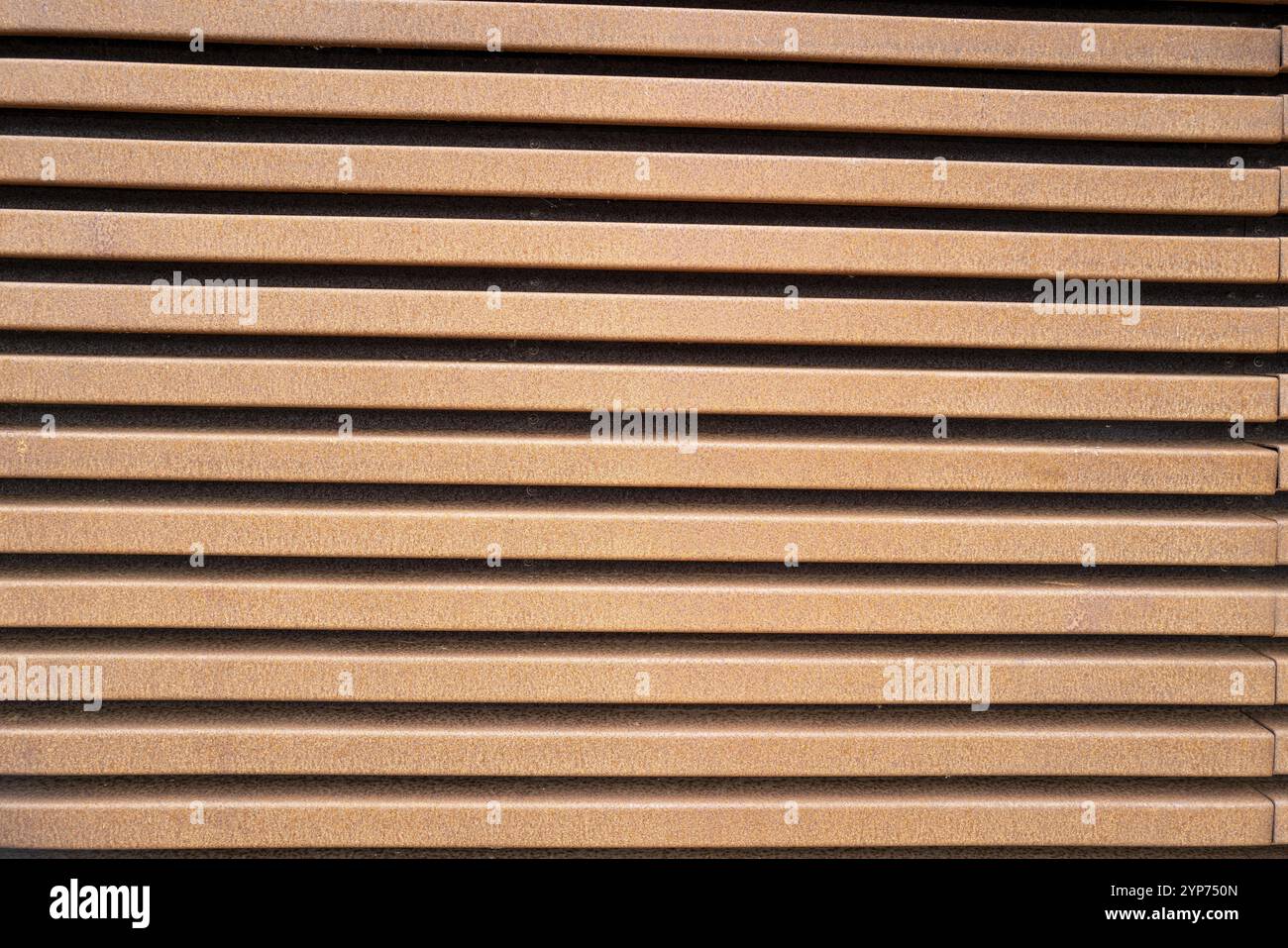 Verrostete Metallwand in der Sonne Stockfoto