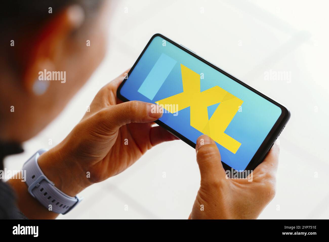 In dieser Fotoabbildung wird das IXL Learning Logo auf einem Smartphone angezeigt Stockfoto