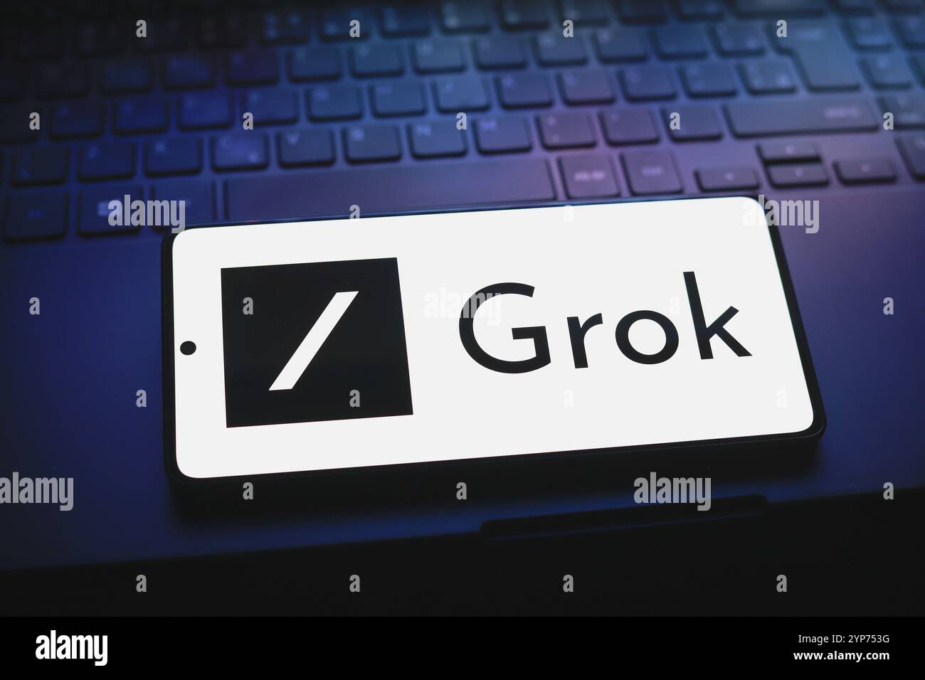 In dieser Abbildung wird das Grok-Logo auf einem Smartphone-Bildschirm angezeigt Stockfoto