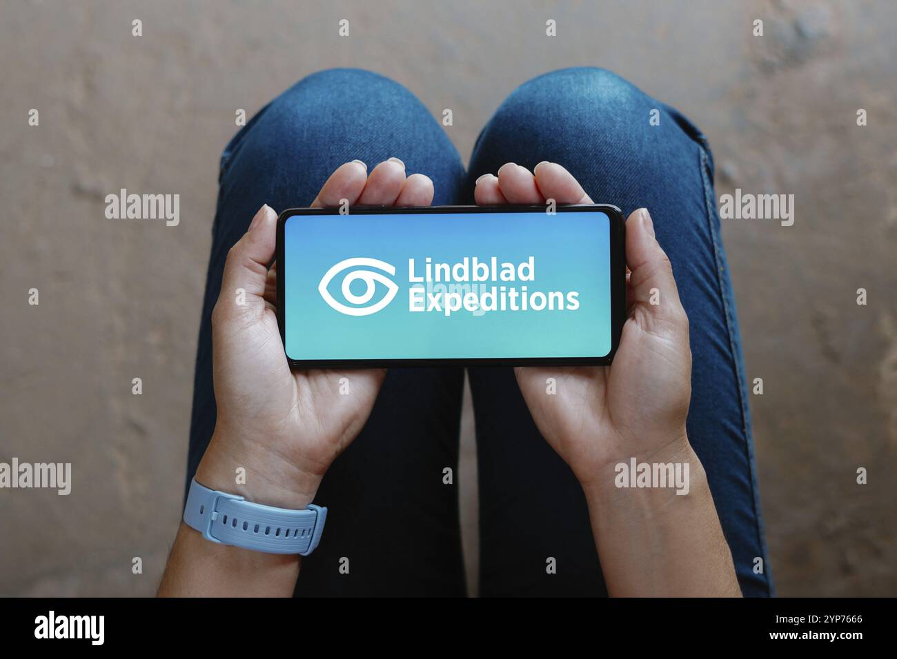 In dieser Fotoabbildung wird das Lindblad Expeditions Logo auf einem Smartphone-Bildschirm angezeigt Stockfoto