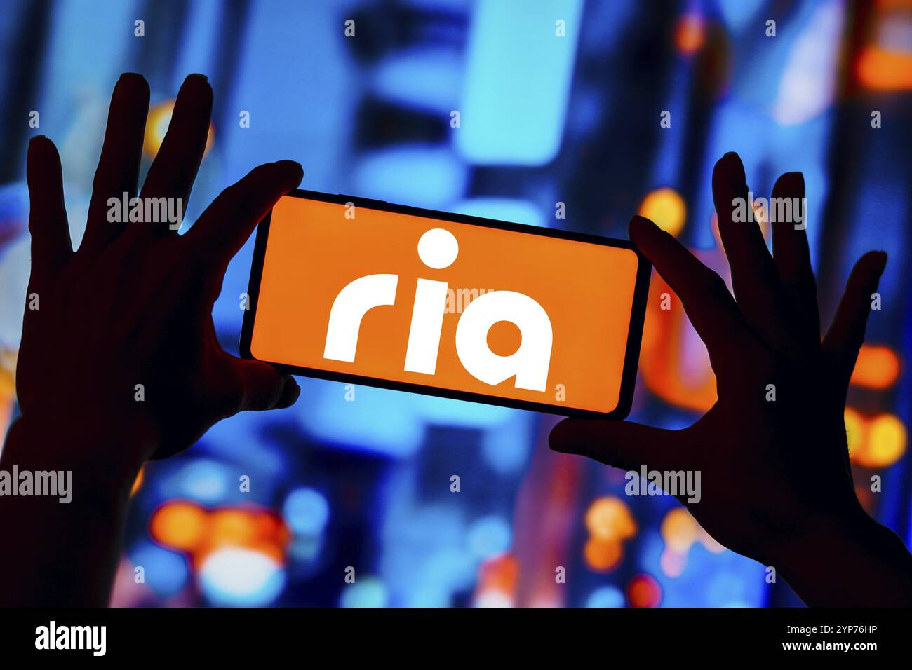In dieser Abbildung wird das Ria Money Transfer Logo auf einem Smartphone-Bildschirm angezeigt Stockfoto