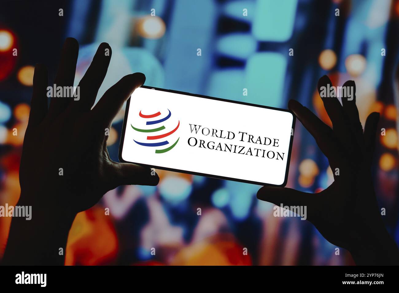 In dieser Abbildung wird das Logo der Welthandelsorganisation (WTO) auf einem Smartphone-Bildschirm angezeigt Stockfoto In dieser Abbildung wird das Logo der Welthandelsorganisation (WTO) auf einem Smartphone-Bildschirm angezeigt Stockfoto