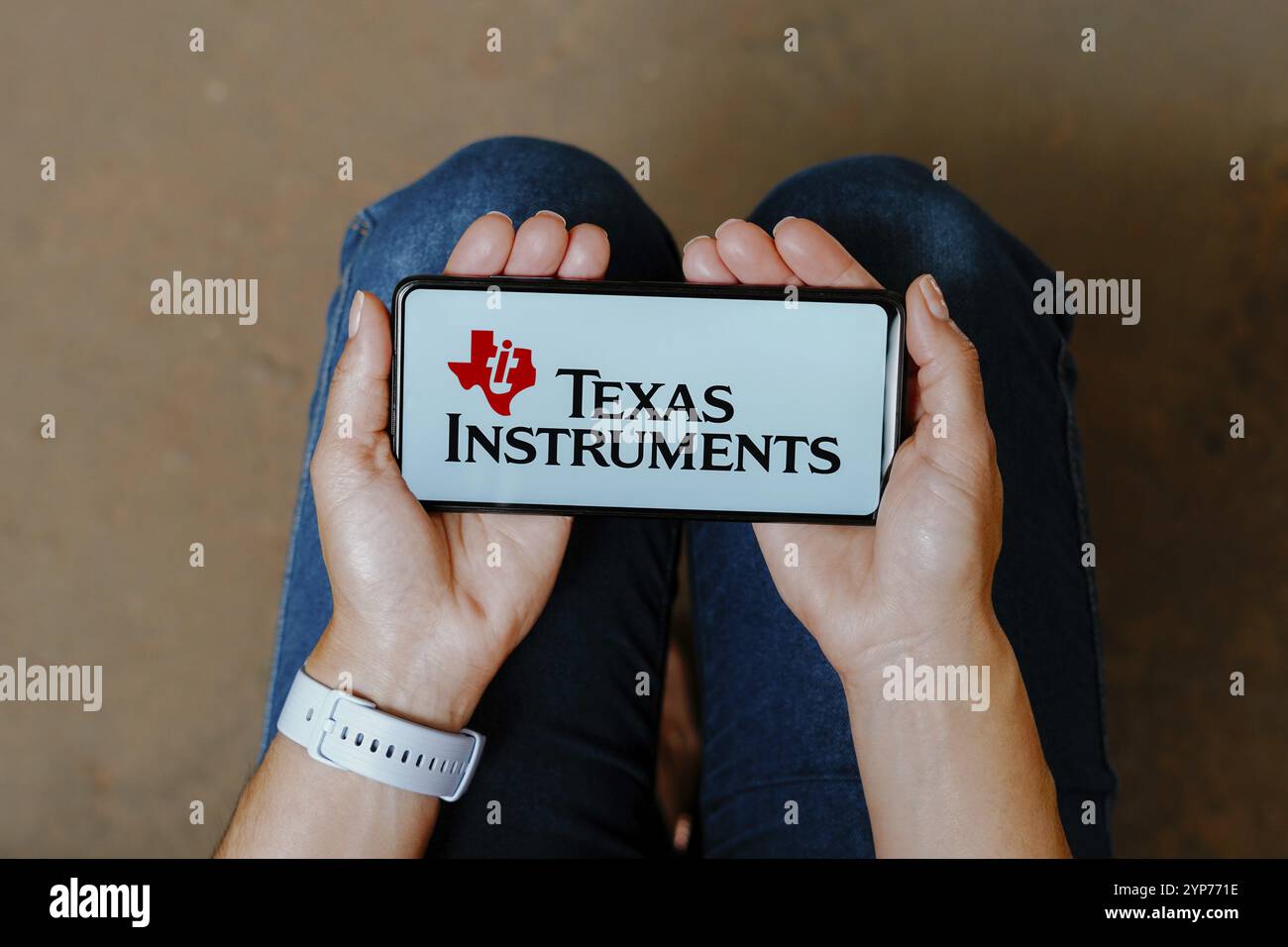 In dieser Fotoabbildung wird das Texas Instruments Logo auf einem Smartphone angezeigt Stockfoto