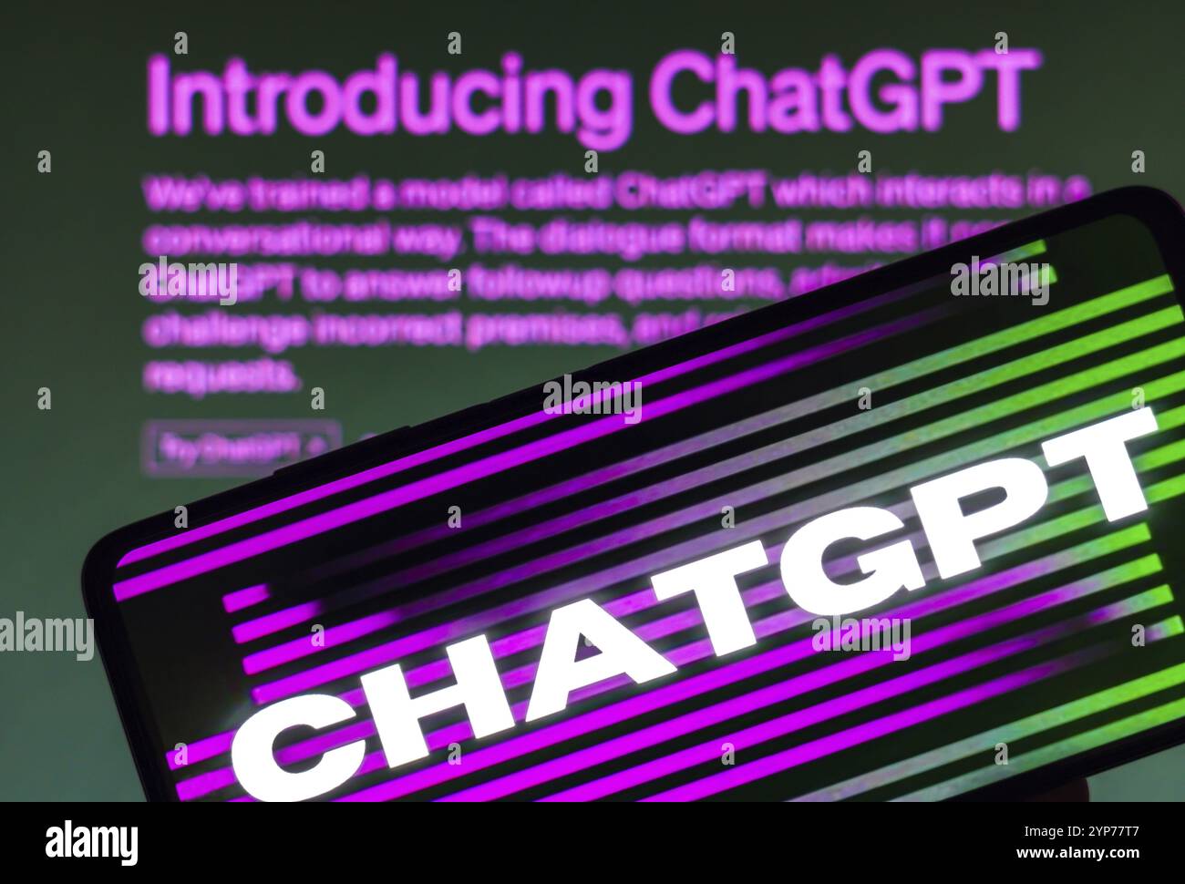 In dieser Fotoabbildung wird das ChatGPT-Logo auf einem Smartphone und im Hintergrund auf der Seite mit Einführung von ChatGPT angezeigt Stockfoto