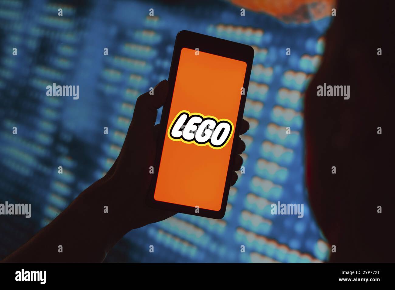 In dieser Fotoabbildung wird das LEGO Group Logo auf einem Smartphone-Bildschirm angezeigt Stockfoto