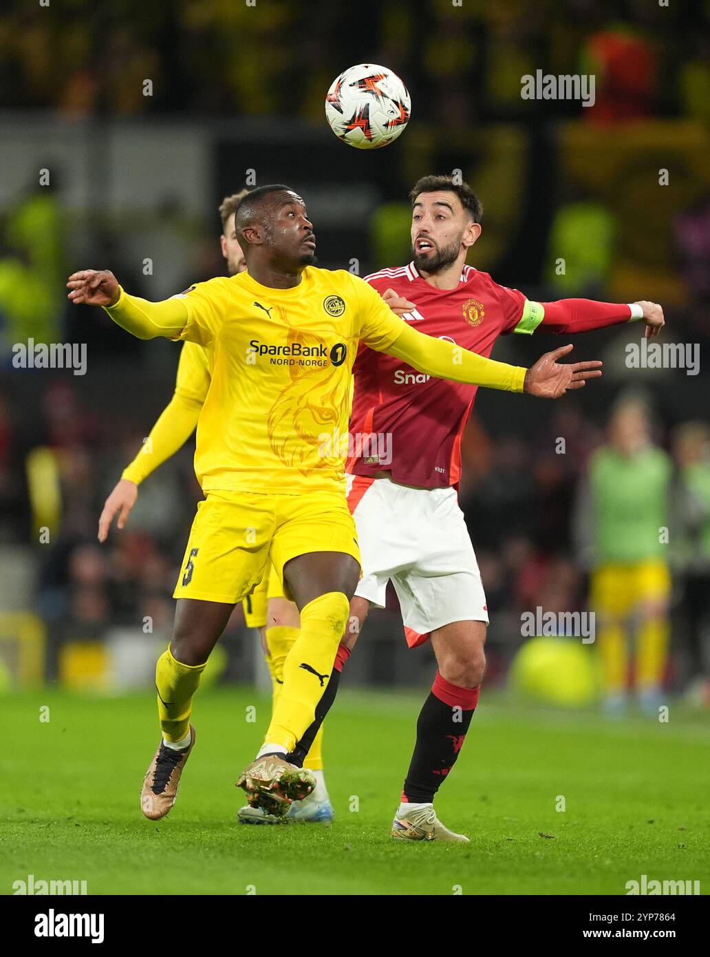 Brice Wembangomo (links) von Bodo/Glimt und Bruno Fernandes von Manchester United kämpfen um den Ball während der UEFA Europa League, einem Liga-Spiel in Old Trafford, Manchester. Bilddatum: Donnerstag, 28. November 2024. Stockfoto