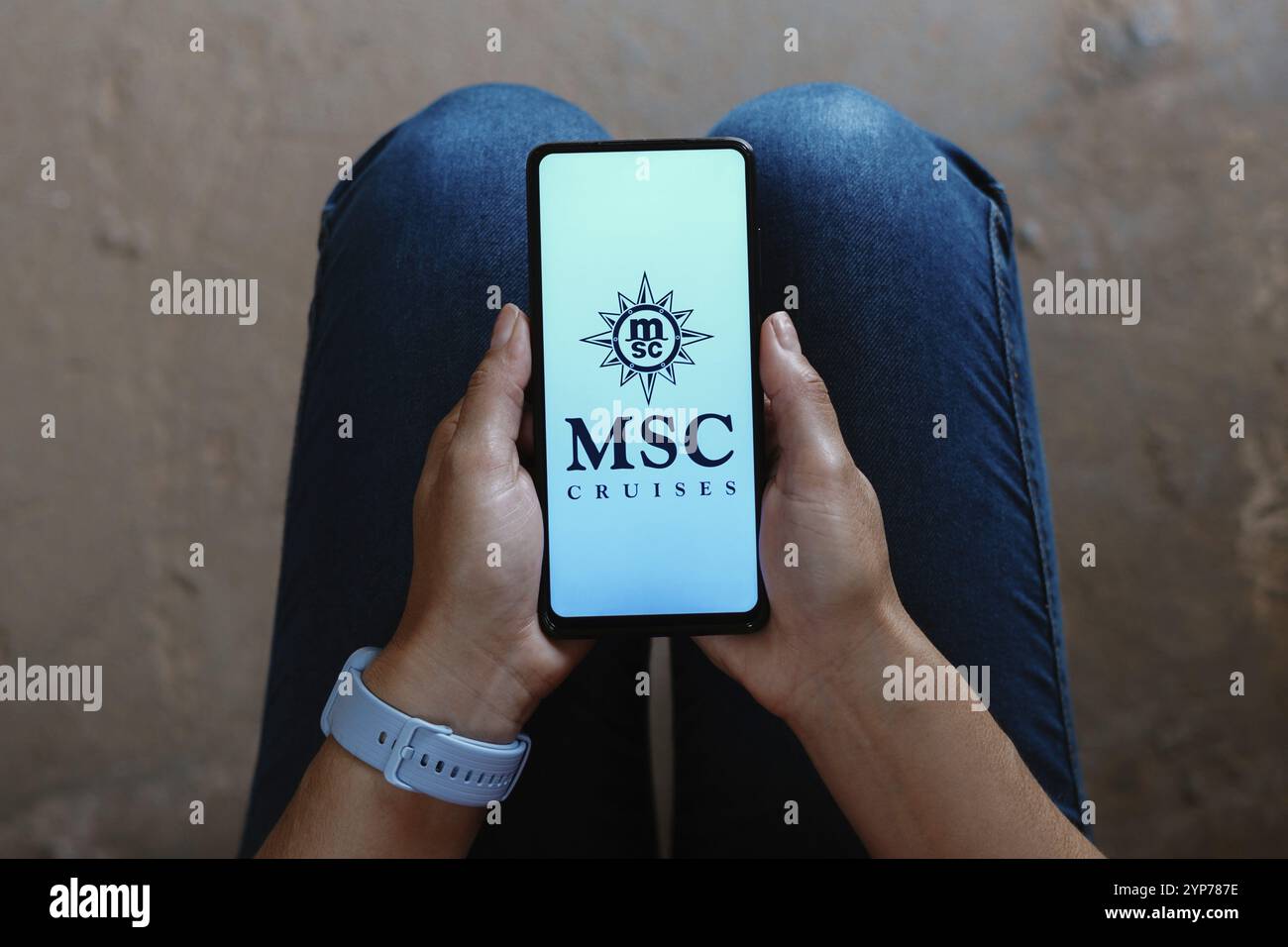 In dieser Abbildung wird das MSC Crociere (MSC Cruises) Logo auf einem Smartphone-Bildschirm angezeigt Stockfoto