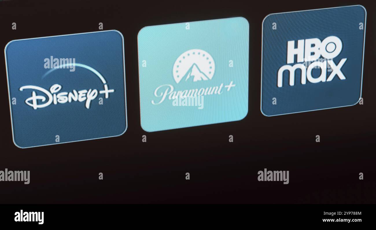 In dieser Fotoabbildung wird das Disney Plus-, Paramount Plus- und HBO Max-Logo auf einem Fernsehbildschirm angezeigt Stockfoto