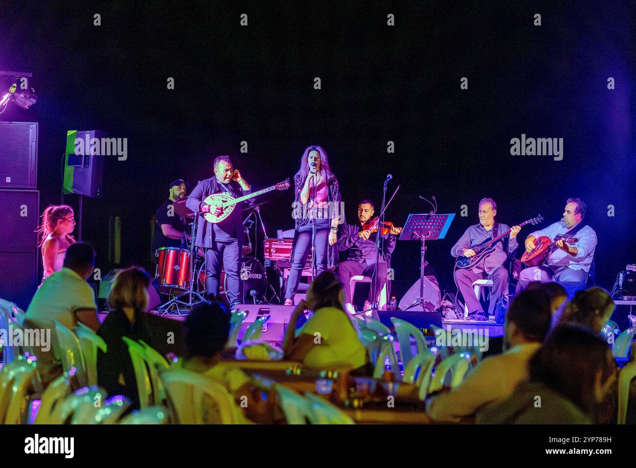 Eine lebhafte Musikvorstellung beim Vasiliki Festival mit traditionellen griechischen Instrumenten und Gesang. Stockfoto