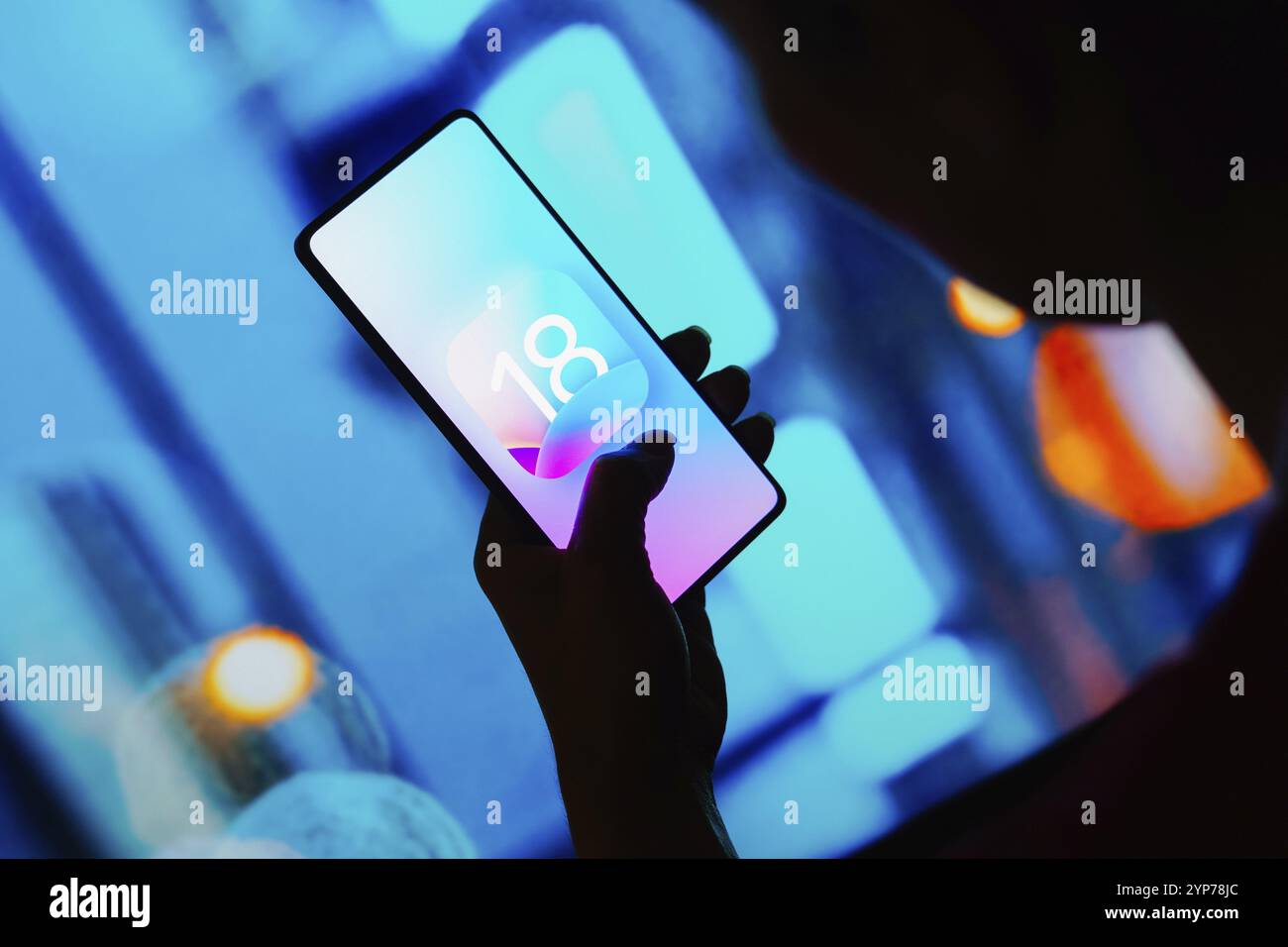 In dieser Abbildung wird das iOS 18-Logo auf einem Smartphone-Bildschirm angezeigt Stockfoto