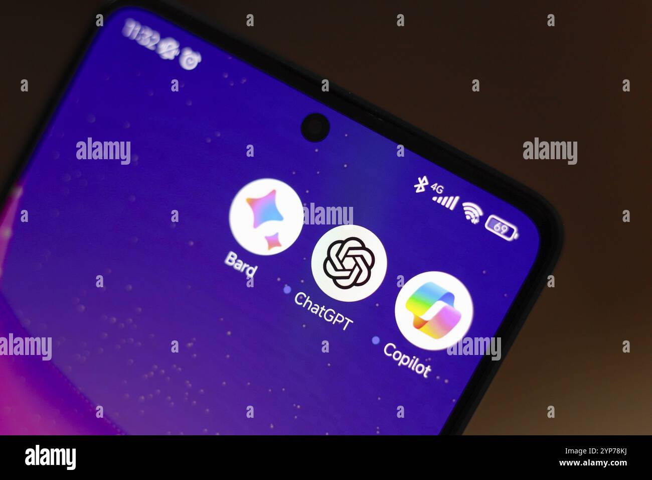 In dieser Abbildung werden Google Bard-, ChatGPT- und Copilot-Apps auf einem Smartphone-Bildschirm angezeigt Stockfoto