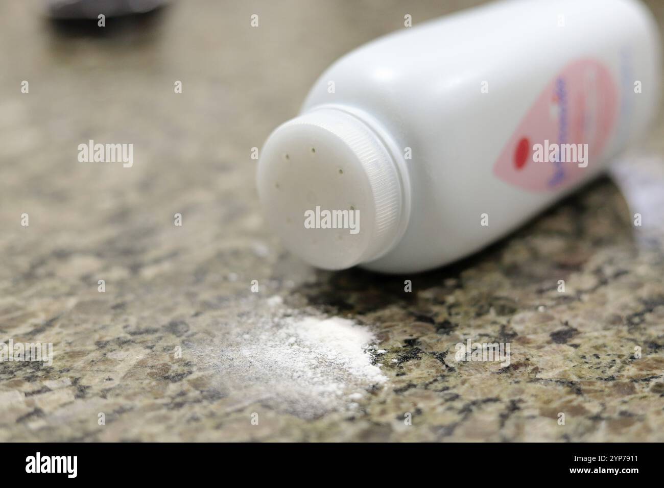 In dieser Abbildung befindet sich ein Babypuder neben einem Johnson & Johnson Paket Stockfoto