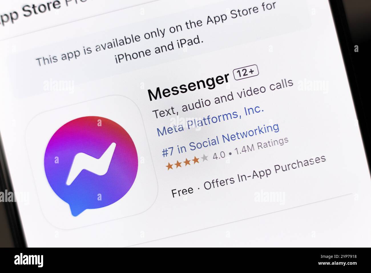In dieser Abbildung wird die Messenger-App auf der Downloadseite des Apple Store auf dem Smartphone-Bildschirm angezeigt Stockfoto